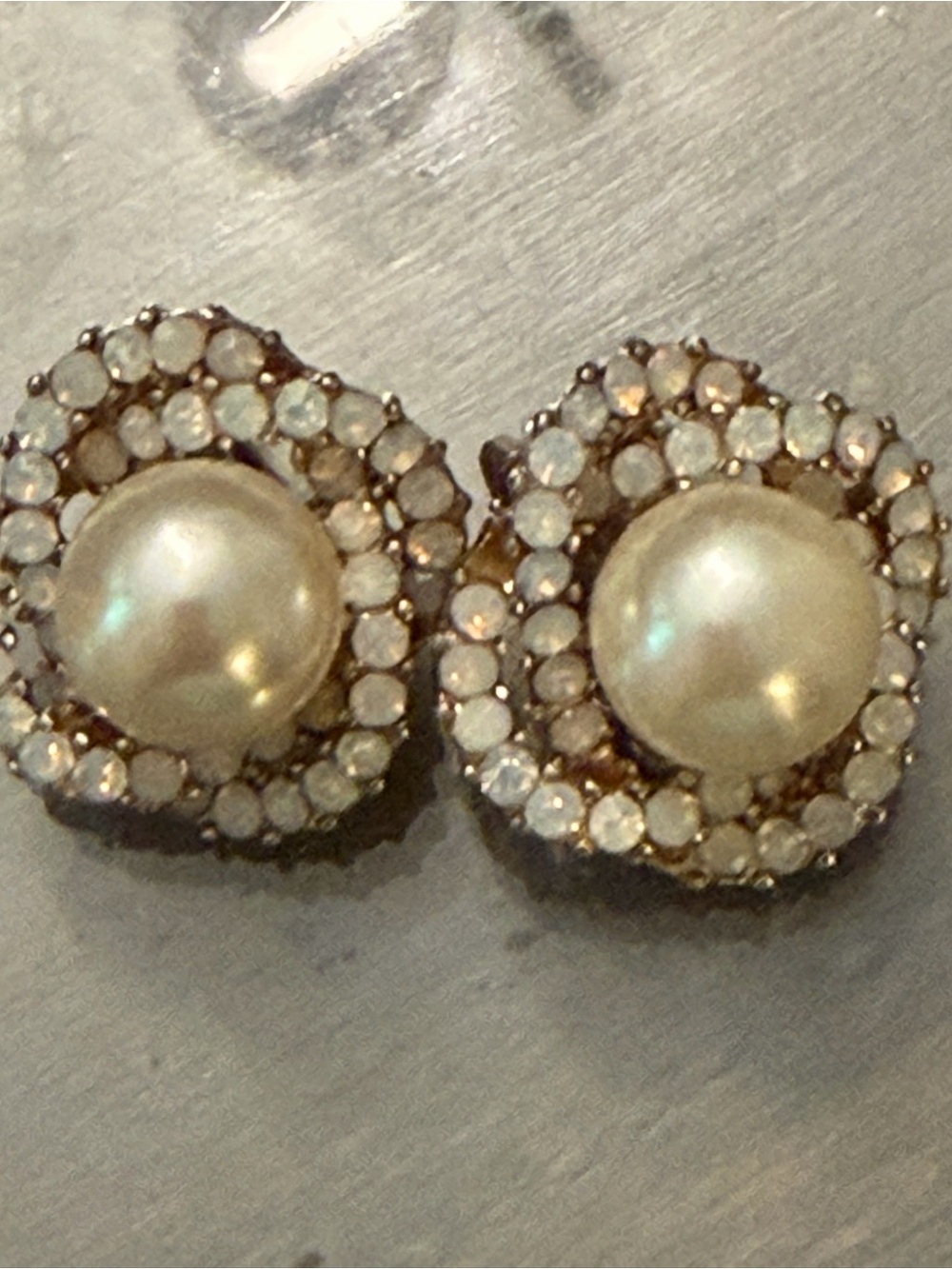 Pearl Center Crystal Halo Stud Earrings - White Pearlescent